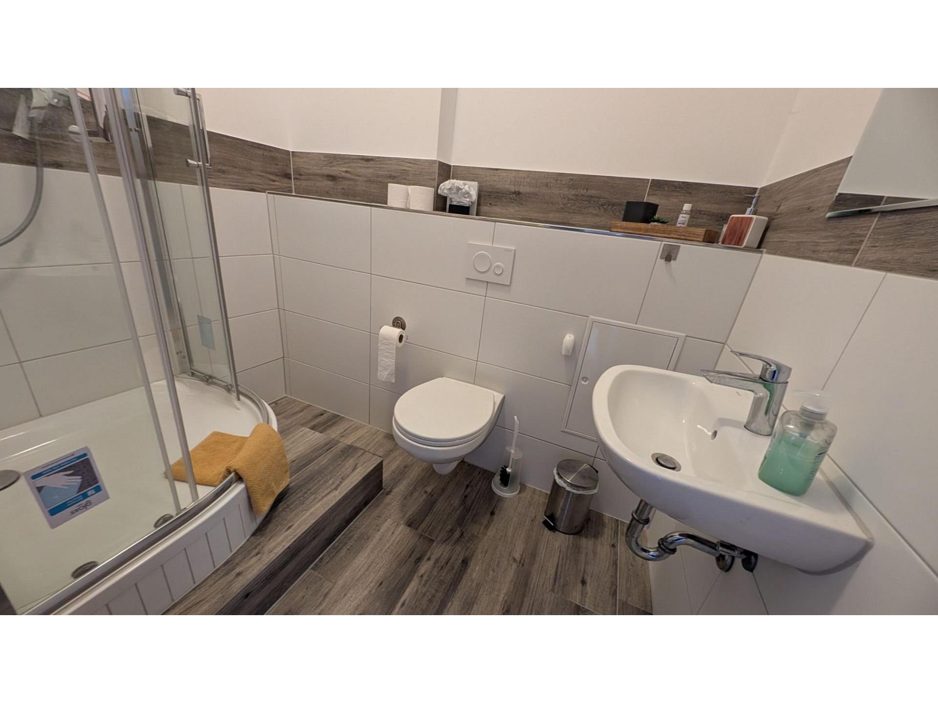 Bad zu Zimmer 3