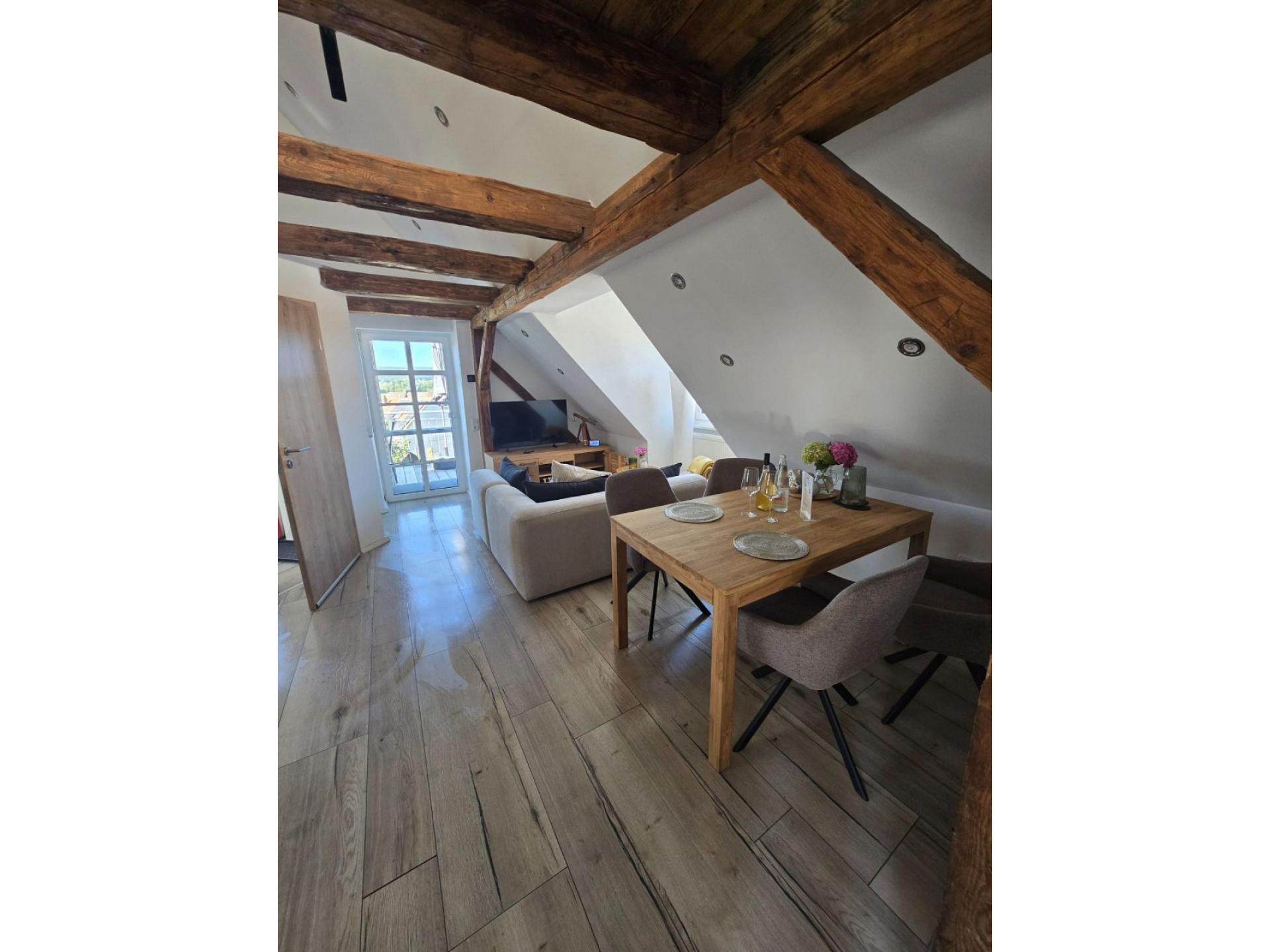Blick ins Wohnzimmer vom