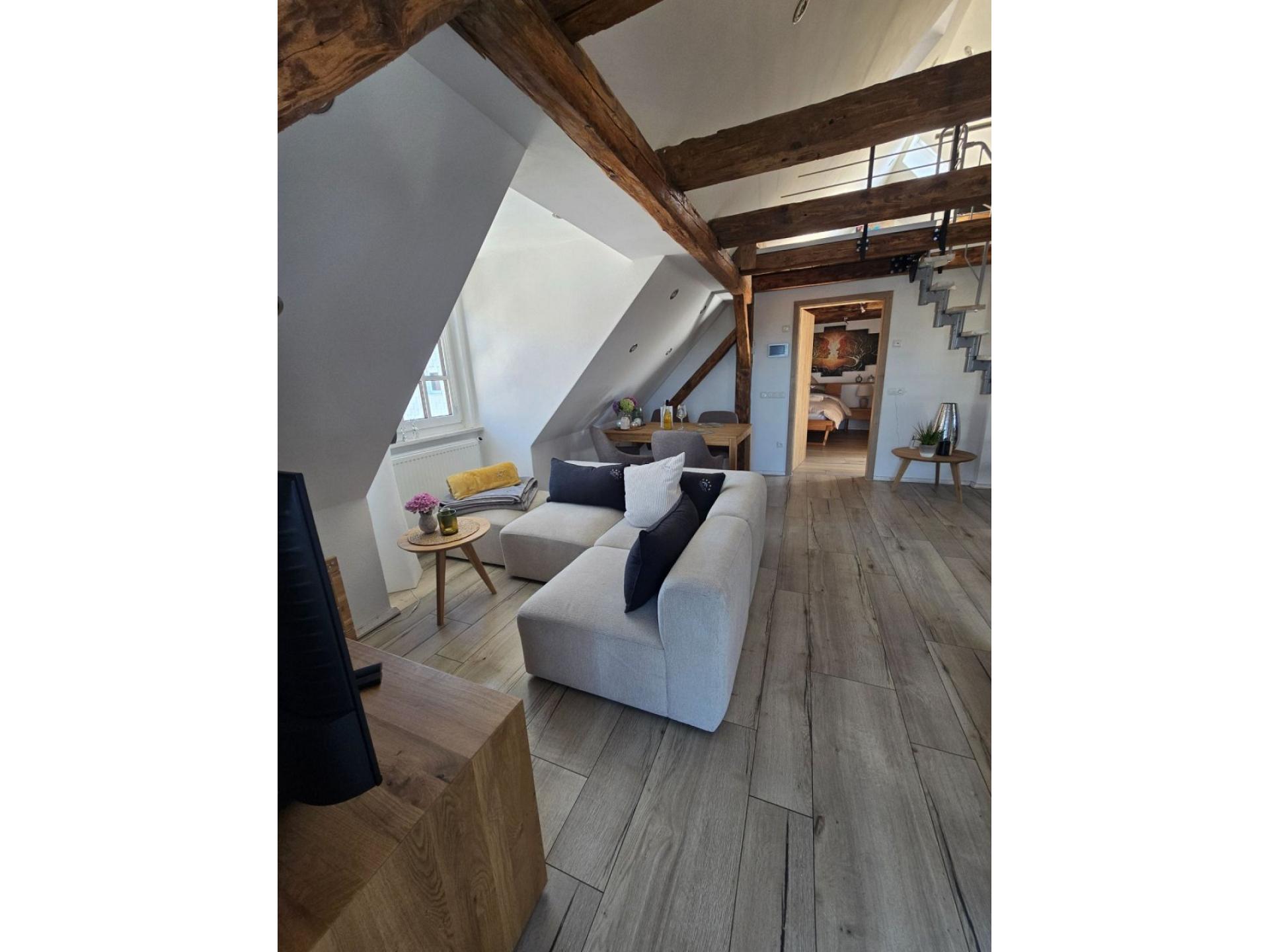 Blick ins Wohnzimmer vom
