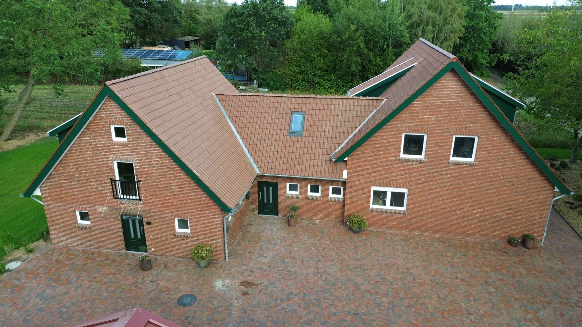 Mittig der Hauseingang