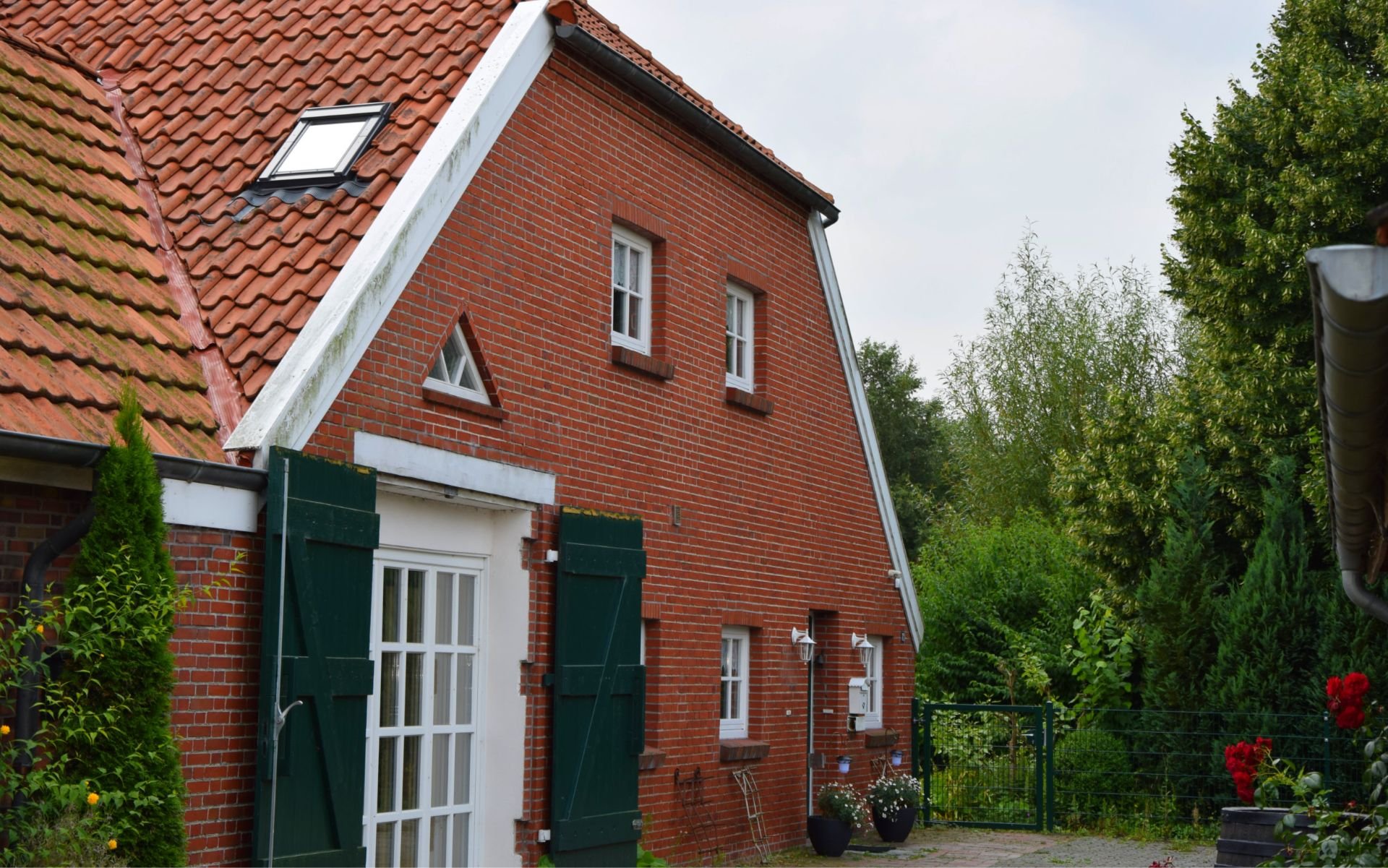 Eingang und Parkplatz