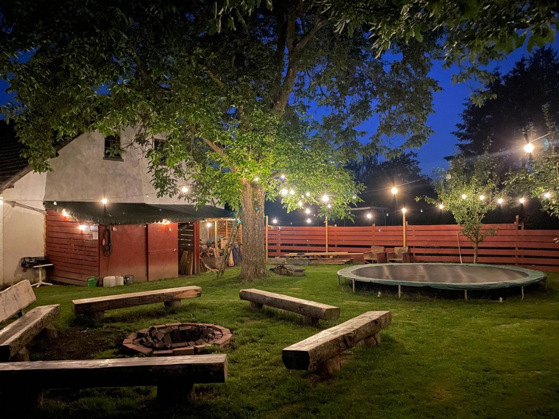 Feuerstelle und Trampolin